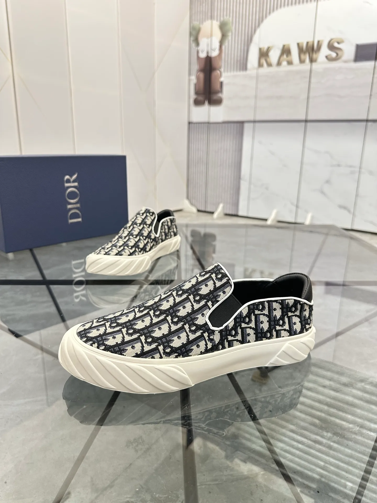 Men's shoes for sale 💰: 💰P380¥ Product trademark: Dior* "Dior*" slip-on shoes Regular size: 38-44 (can be customized to 45) Product materials: upper imported cowhide stitched with original fabric, sheepskin lining, original outsole. No.:6735